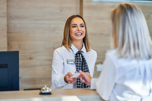 Ku dallojnë pozitat “asistent administrativ” dhe “recepcionist”?