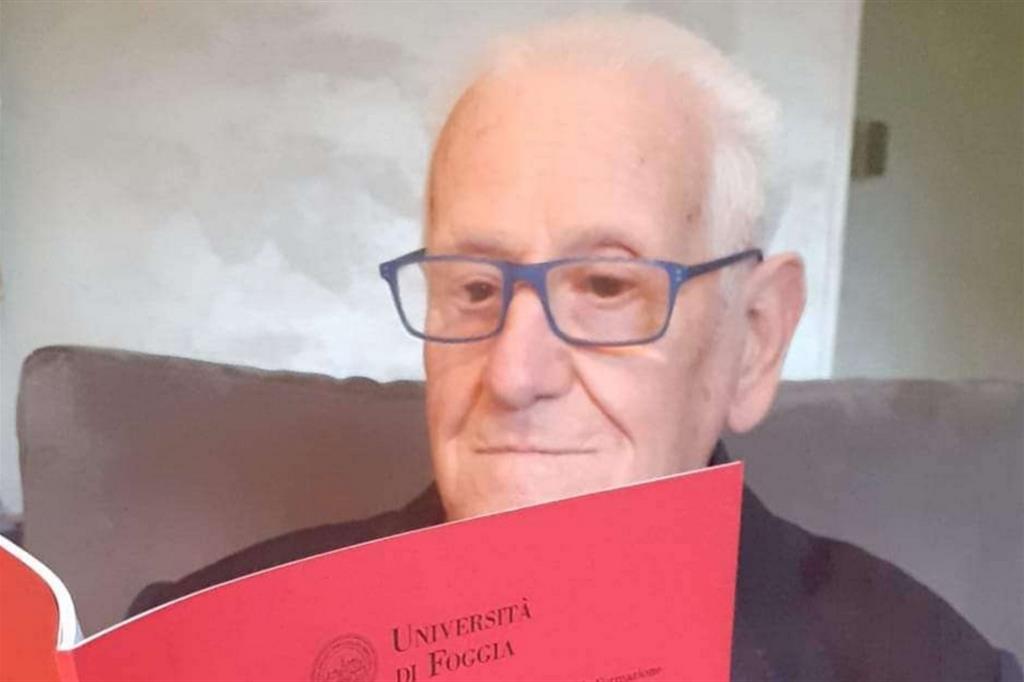 91-vjeçari që mori diplomën e 15-të