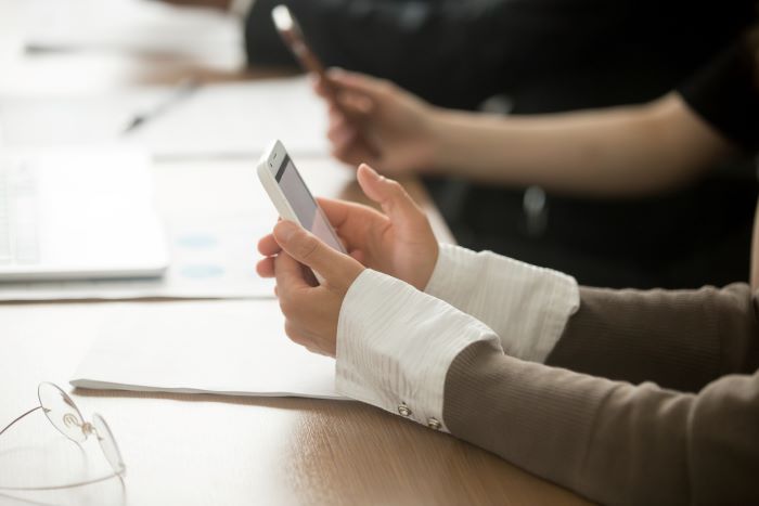 Si e dëmton produktivitetin të qëndruarit në telefon?