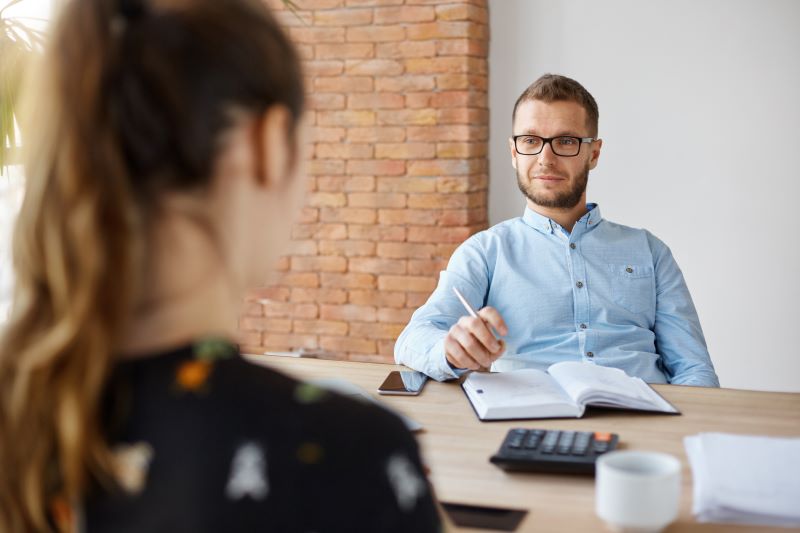 7 gjëra që intervistuesit i vërejnë në fillim në një intervistë