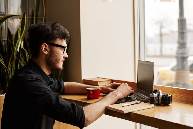 Si funksionon një ‘freelancer’ dhe a paguan tatime?