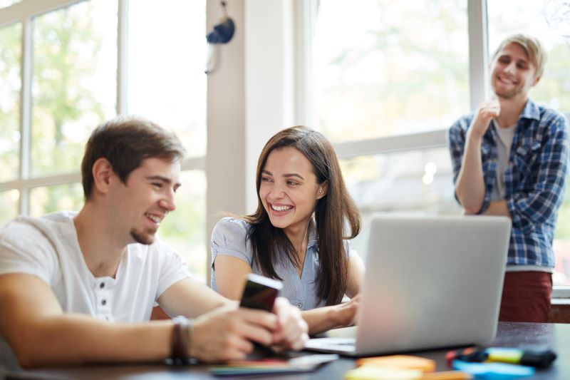 Gen Z ndjehen të izoluar nga teknologjia, çfarë po kërkojnë në punë?