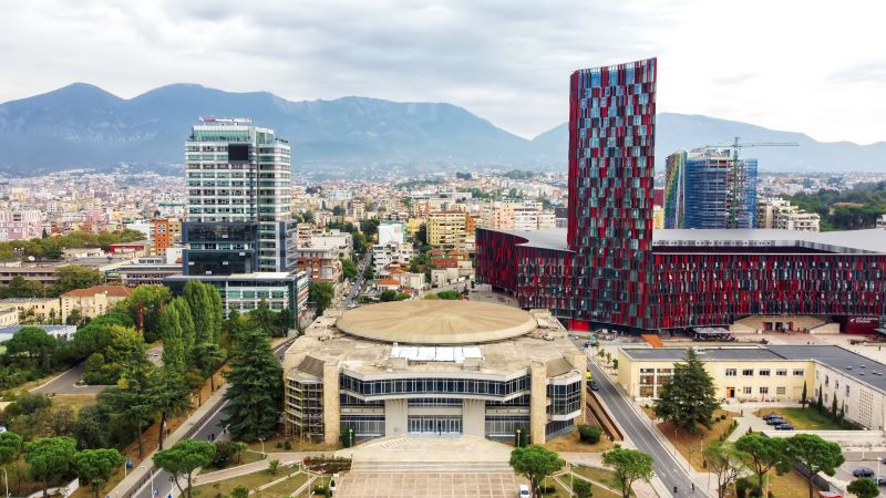 Shqiptarët punojnë shumë, por ata janë ndër më të stresuarit sipas raportit Gallup