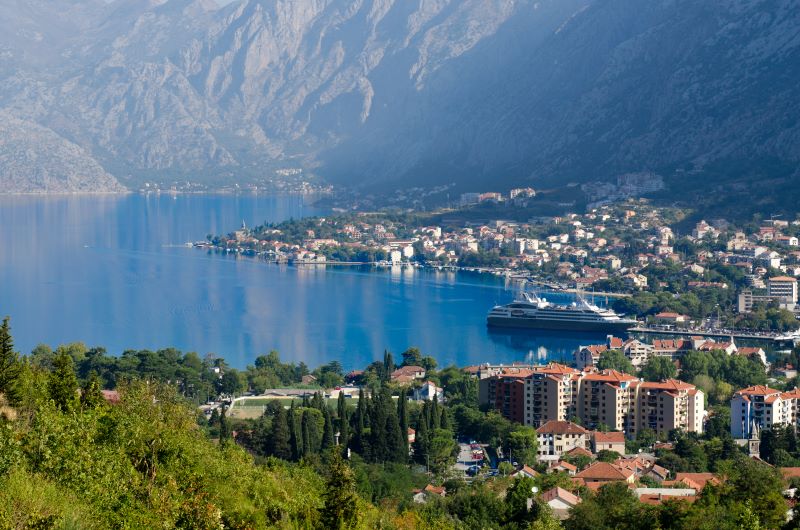 Mali i Zi planifikon ta shkurtojë orarin e punës në 7 orë