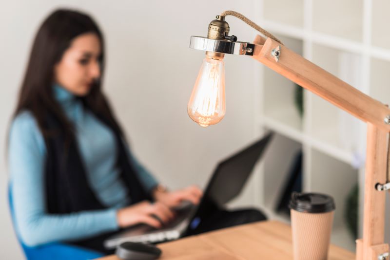 Ndikimi i ndriçimit në produktivitetin dhe mirëqenien e punonjësve
